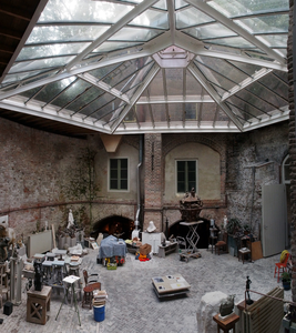 830014 Interieur van het bolwerk Manenburg (Wijde Doelen 27) te Utrecht: overdekte binnenplaats die in gebruik is als ...